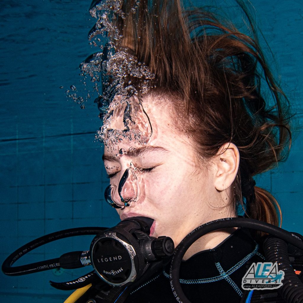 Jak dlouho vydrží potápěčka dýchat bez masky? 🤿 How long can a dive girl breathe without a mask? 🐬 #ALEAdivers