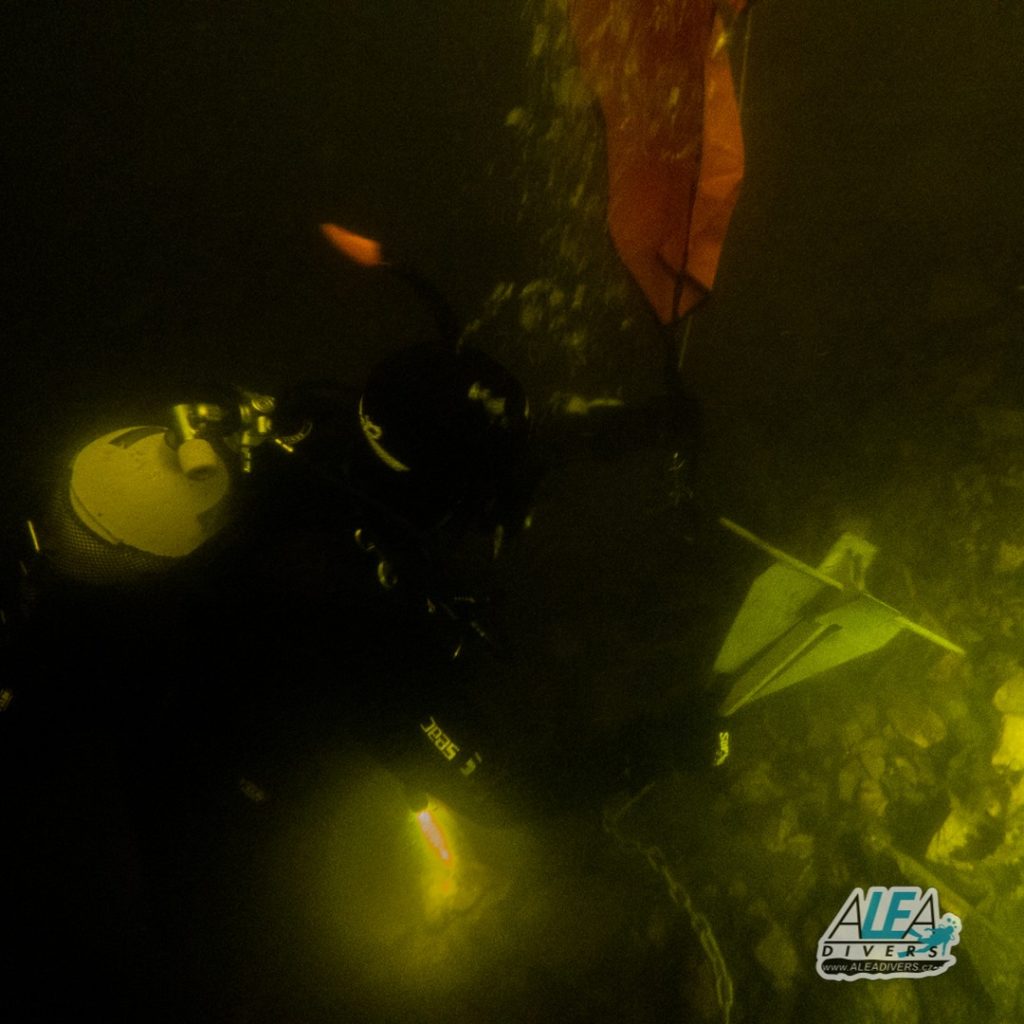 Vyzvedávání ztracené kotvy pomocí vaku během PADI Advanced Open Water Diver kurzu na Slapech. Teplota vody 12-20°C a viditelnost kolem
