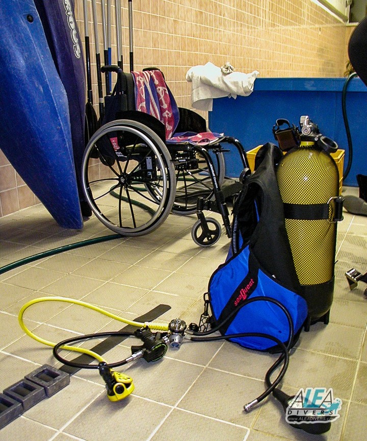 Potápěčská výstroj pro vozíčkáře není jiná, jediné, co je vhodné použít navíc je podvodní skůtr, případně plavecké rukavice, a samozřejmě