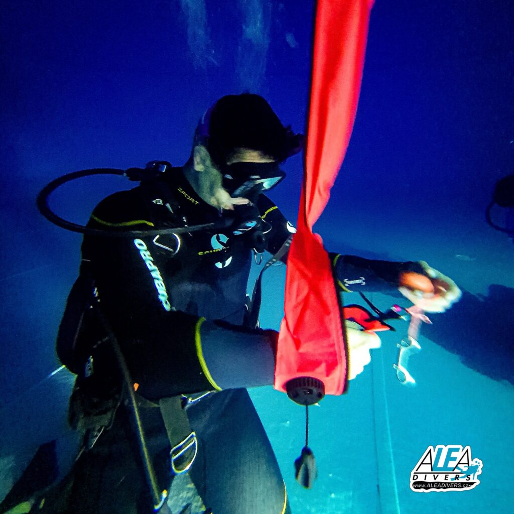 SMB (surface marker buoy), dekobóje, sausage, bójka... Jaké znáte další označení této výstroje?
Používáte ji? Kde ji nosíte, volně zavěšenou nebo