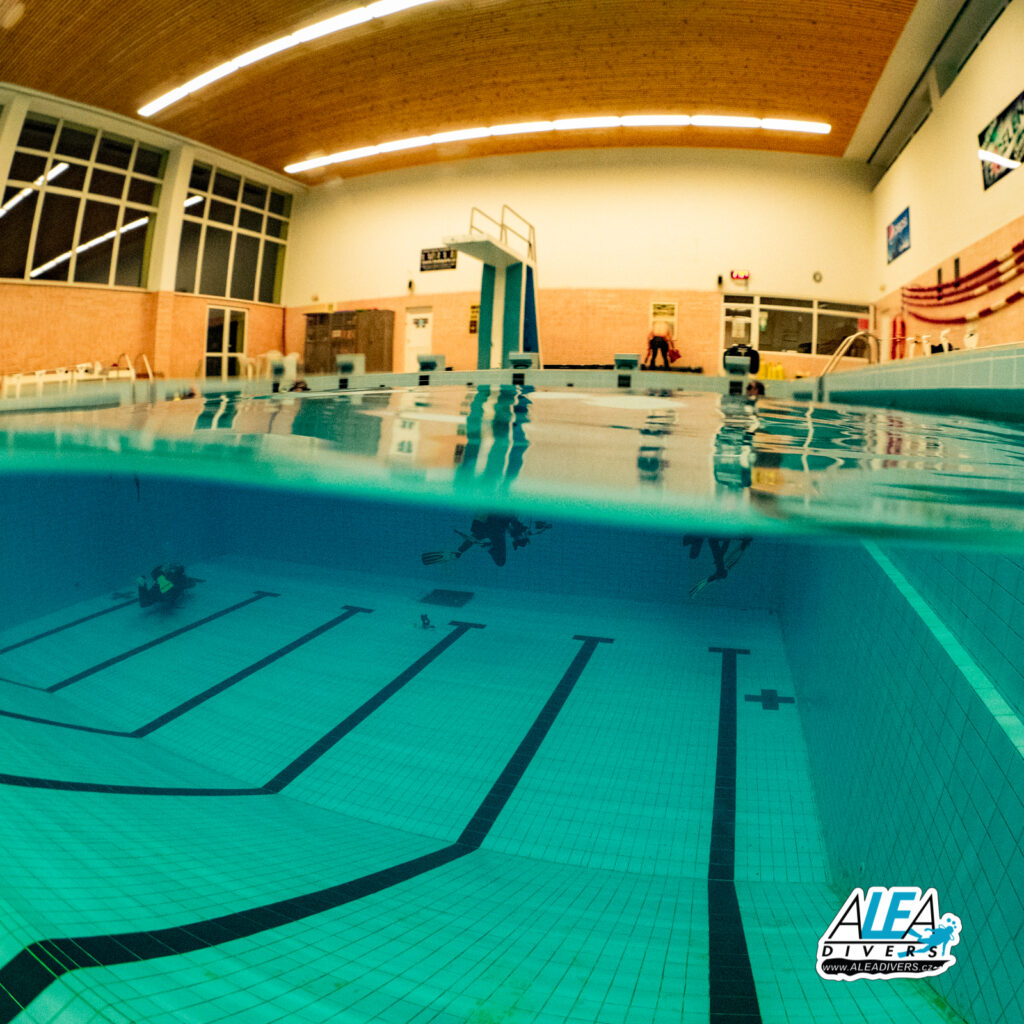 Potápění v bazénu není jen o pravidelném tréninku, ale i o vyzkoušení nové výstroje v kontrolovaných podmínkách, např. před dovolenou.

Chodíte